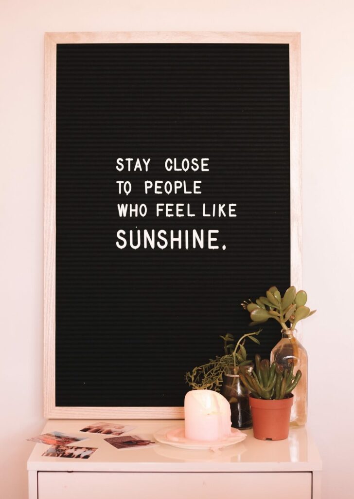 A sign that says stay close to people who feel like sunshine.